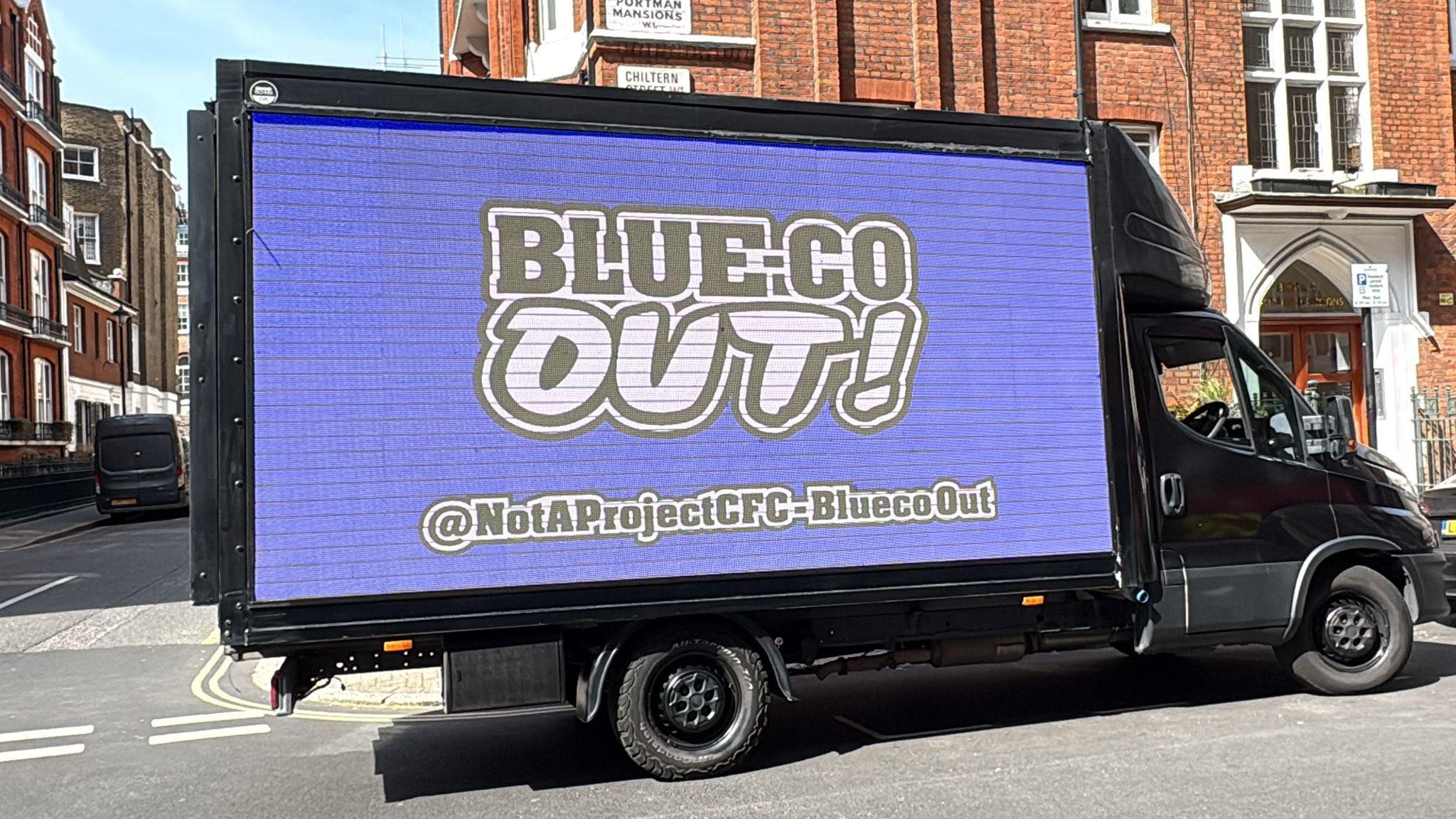 PG电子游戏-这回真卡车安排上了，切尔西球迷用卡车打出标语抗议BlueCo